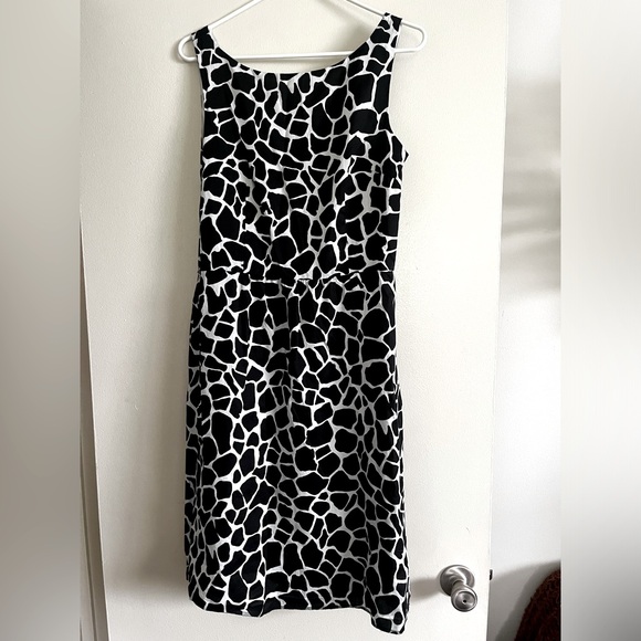 Ann Taylor Black & White Sleeveless Dress size 10 - Picture 3 of 9